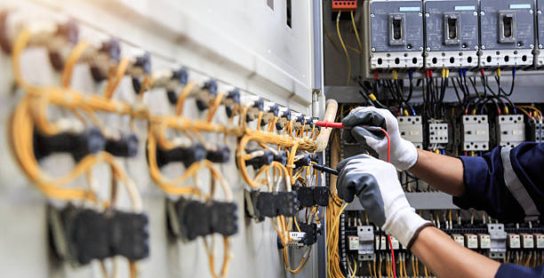 Professional Electrician technician working in Miami, AZ